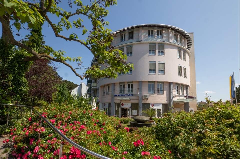 Die Konditorei am Kurpark – Außenansicht mit Rosengarten