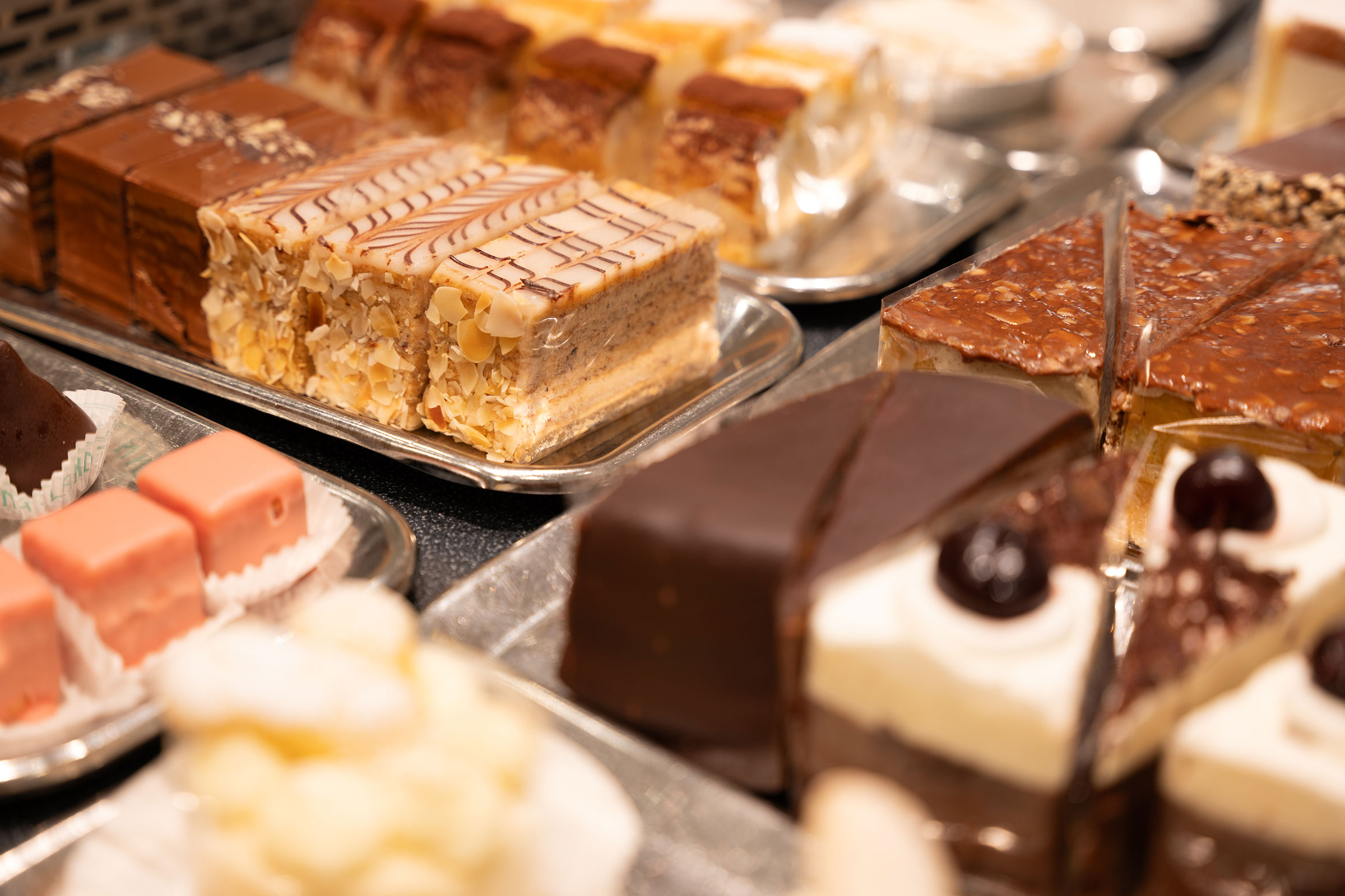Vitrine mit frischen Mehlspeisen und Torten