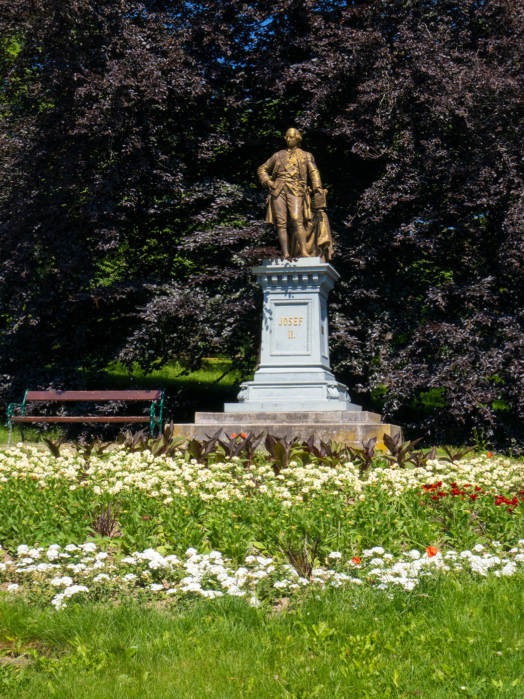 Denkmal und Blumenbeete im Kurpark