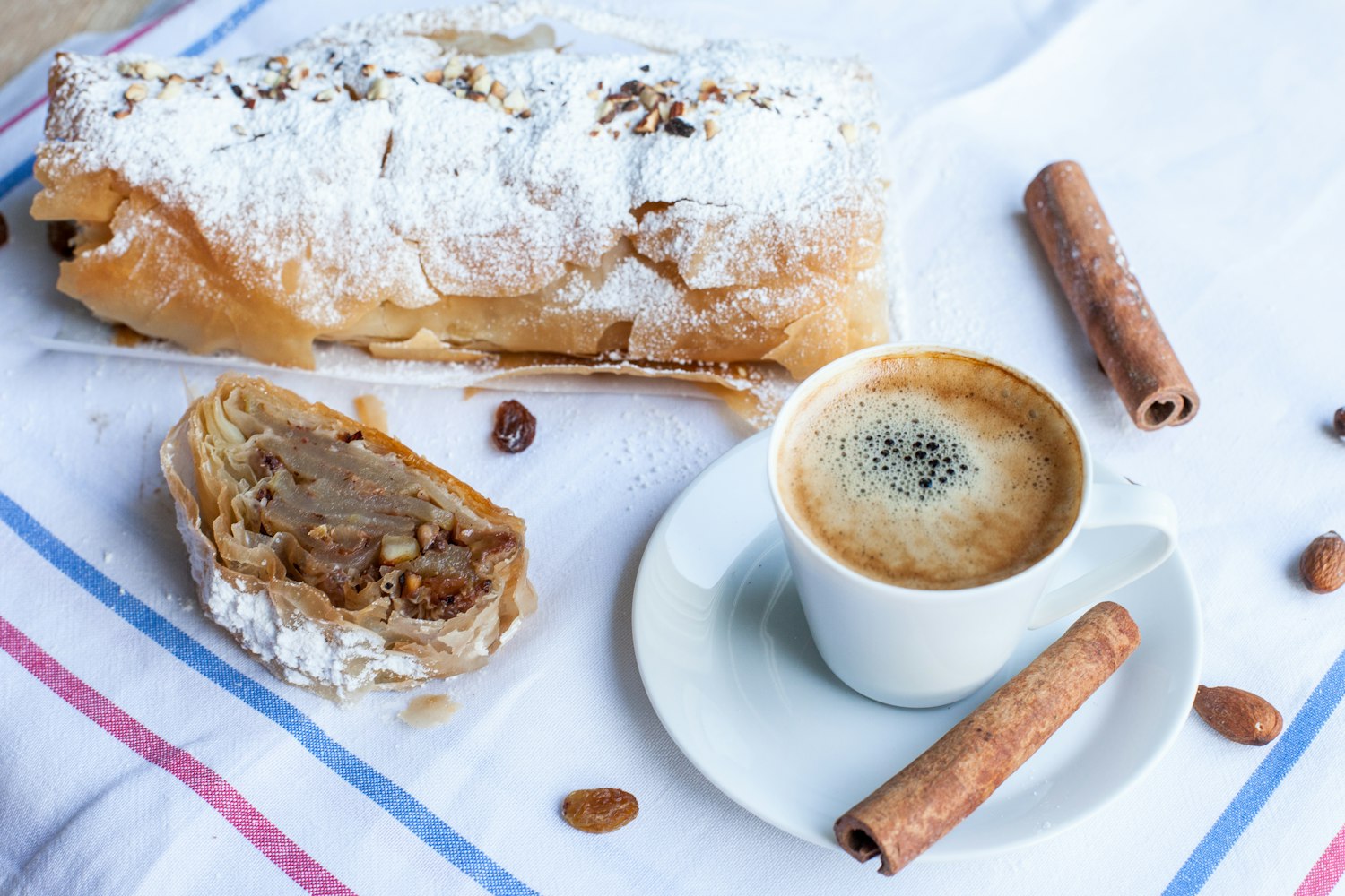 Apfelstrudel mit Kaffee und Zimt